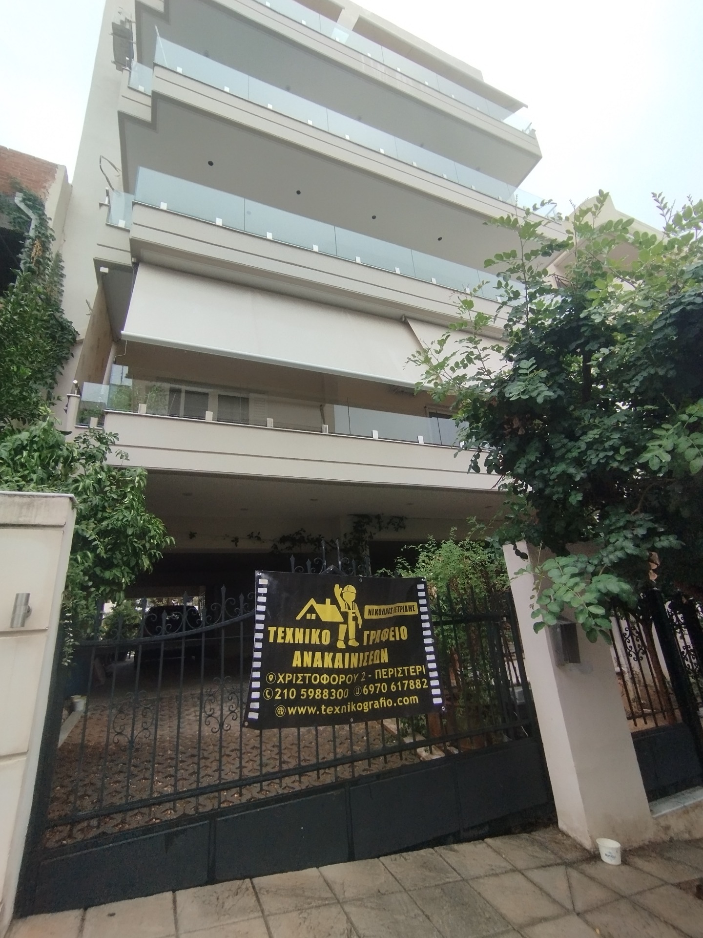 Ολική Ανακαίνιση Ακινήτου: Μεταμορφώνουμε το Χώρο σας από το Μηδέν  Η ολική ανακαίνιση είναι μια σύνθετη διαδικασία που απαιτεί άψογο συντονισμό, τεχνική κατάρτιση και συνέπεια. Αναλαμβάνουμε την πλήρη ανακατασκευή της κατοικίας ή του επαγγελματικού σας χώρου, προσφέροντας μια ολοκληρωμένη εμπειρία αναβάθμισης χωρίς το άγχος της διαχείρισης πολλών διαφορετικών συνεργείων.  Η προσέγγισή μας περιλαμβάνει: • Σχεδιασμό & Μελέτη: Καταγράφουμε τις ανάγκες σας και προτείνουμε λύσεις που συνδυάζουν την εργονομία με τη σύγχρονη αισθητική. • Καθαιρέσεις & Αποξηλώσεις: Προσεκτική αφαίρεση παλαιών εγκαταστάσεων και διαμόρφωση του χώρου στη νέα του μορφή. • Νέες Εγκαταστάσεις: Πλήρης αντικατάσταση υδραυλικών και ηλεκτρολογικών δικτύων με βάση τα σύγχρονα πρότυπα ασφαλείας. • Οικοδομικές Εργασίες: Σοβατίσματα, γυψοσανίδες, τοποθέτηση δαπέδων και εσωτερικών κουφωμάτων. • Τελικά Φινιρίσματα: Ελαιοχρωματισμοί και τοποθέτηση ειδών υγιεινής και φωτιστικών.  Με αυστηρή επίβλεψη σε κάθε στάδιο, εγγυόμαστε την παράδοση του έργου στον συμφωνημένο χρόνο και προϋπολογισμό. Στόχος μας είναι να παραδώσουμε ένα κτίριο ενεργειακά αναβαθμισμένο, λειτουργικό και αισθητικά άρτιο, που θα αποτελεί πηγή υπερηφάνειας για εσάς.