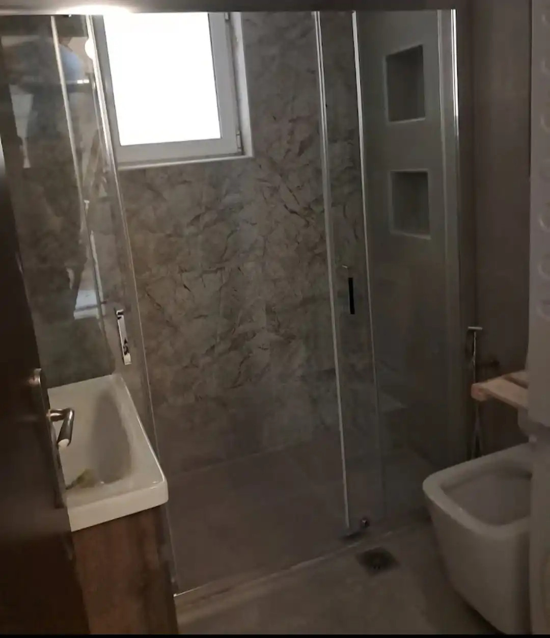 Ολική Ανακαίνιση Μπάνιου: Από την Αποξήλωση έως την Παράδοση  Αναλαμβάνουμε την πλήρη ανακαίνιση του μπάνιου σας, προσφέροντας μια ολοκληρωμένη λύση «με το κλειδί στο χέρι». Η διαδικασία μας είναι αναλυτική και διαφανής σε κάθε στάδιο:  1. Μελέτη & Σχεδιασμός: Αποτύπωση του χώρου και πρόταση για τη βέλτιστη διαρρύθμιση και επιλογή υλικών. 2. Αποξηλώσεις: Προσεκτική αφαίρεση παλαιών ειδών υγιεινής, πλακιδίων και των παλαιών υδραυλικών δικτύων. 3. Νέα Υδραυλική & Αποχετευτική Εγκατάσταση: Τοποθέτηση σύγχρονων δικτύων με υλικά υψηλής αντοχής για την αποφυγή μελλοντικών διαρροών. 4. Ηλεκτρολογικές Εργασίες: Μεταφορά ή εγκατάσταση νέων σημείων φωτισμού και πριζών σύμφωνα με τους κανόνες ασφαλείας. 5. Σοβατίσματα & Προετοιμασία Επιφάνειας 