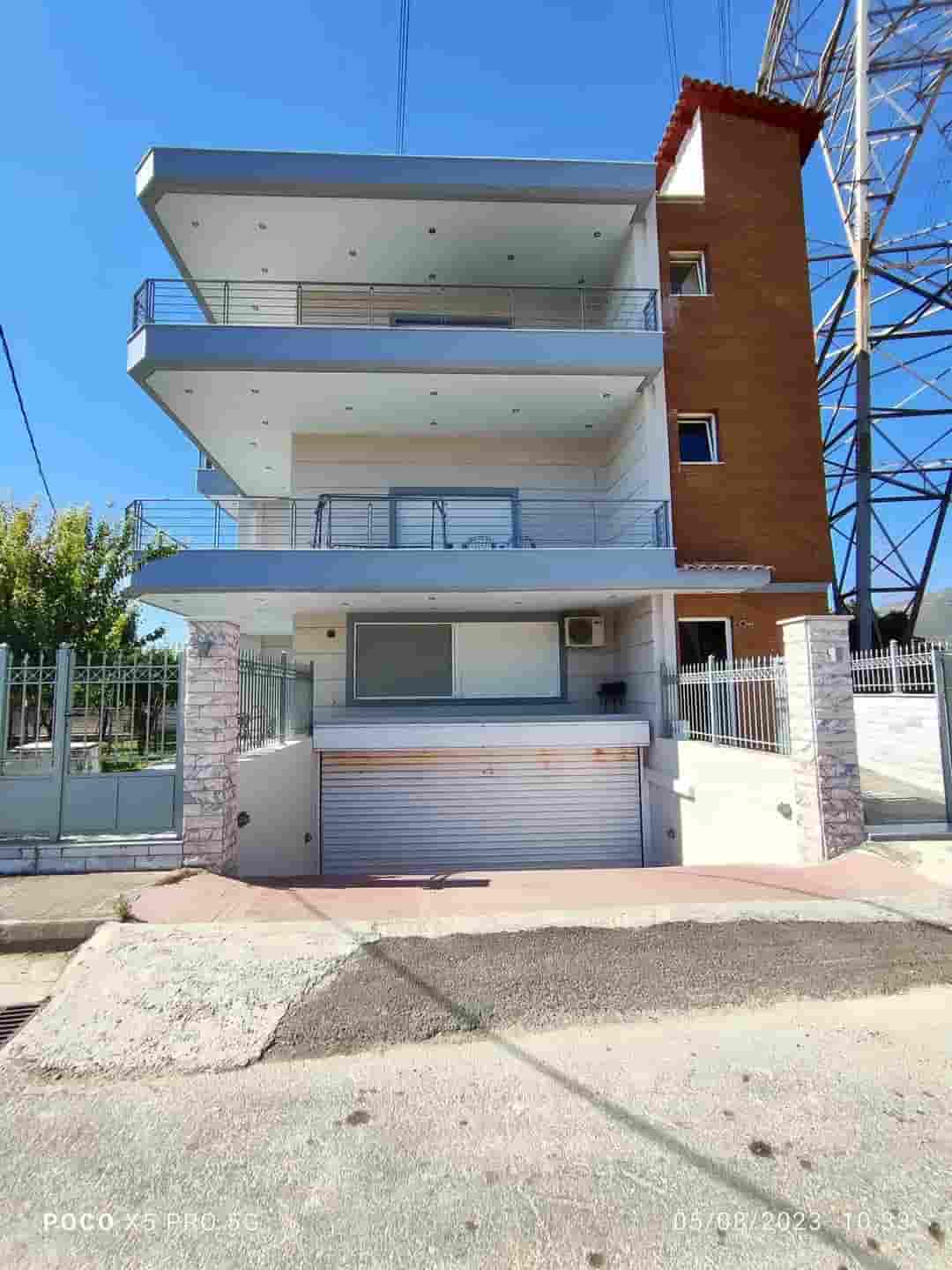 Εξωτερικοί Ελαιοχρωματισμοί & Φρεσκαρίσματα Προσόψεων Ο εξωτερικός ελαιοχρωματισμός είναι η «ασπίδα» του κτιρίου σας ενάντια στον χρόνο και τις καιρικές συνθήκες. Στο Τεχνικό μας Γραφείο, δίνουμε ιδιαίτερη βαρύτητα στη σωστή προετοιμασία: από τον σχολαστικό καθαρισμό και το κλείσιμο ρωγμών με ελαστομερή στόκο, μέχρι το αστάρωμα για μέγιστη πρόσφυση. Χρησιμοποιούμε επώνυμα ακρυλικά και μονωτικά χρώματα υψηλής ποιότητας που αντέχουν στην έντονη ηλιοφάνεια και την υγρασία, διατηρώντας τη ζωντάνια τους για χρόνια. Είτε πρόκειται για πλήρη βαφή πολυκατοικίας είτε για τοπικό φρεσκάρισμα, εγγυόμαστε ένα άρτιο αισθητικό αποτέλεσμα που αναβαθμίζει την εικόνα και την εμπορική αξία του ακινήτου σας