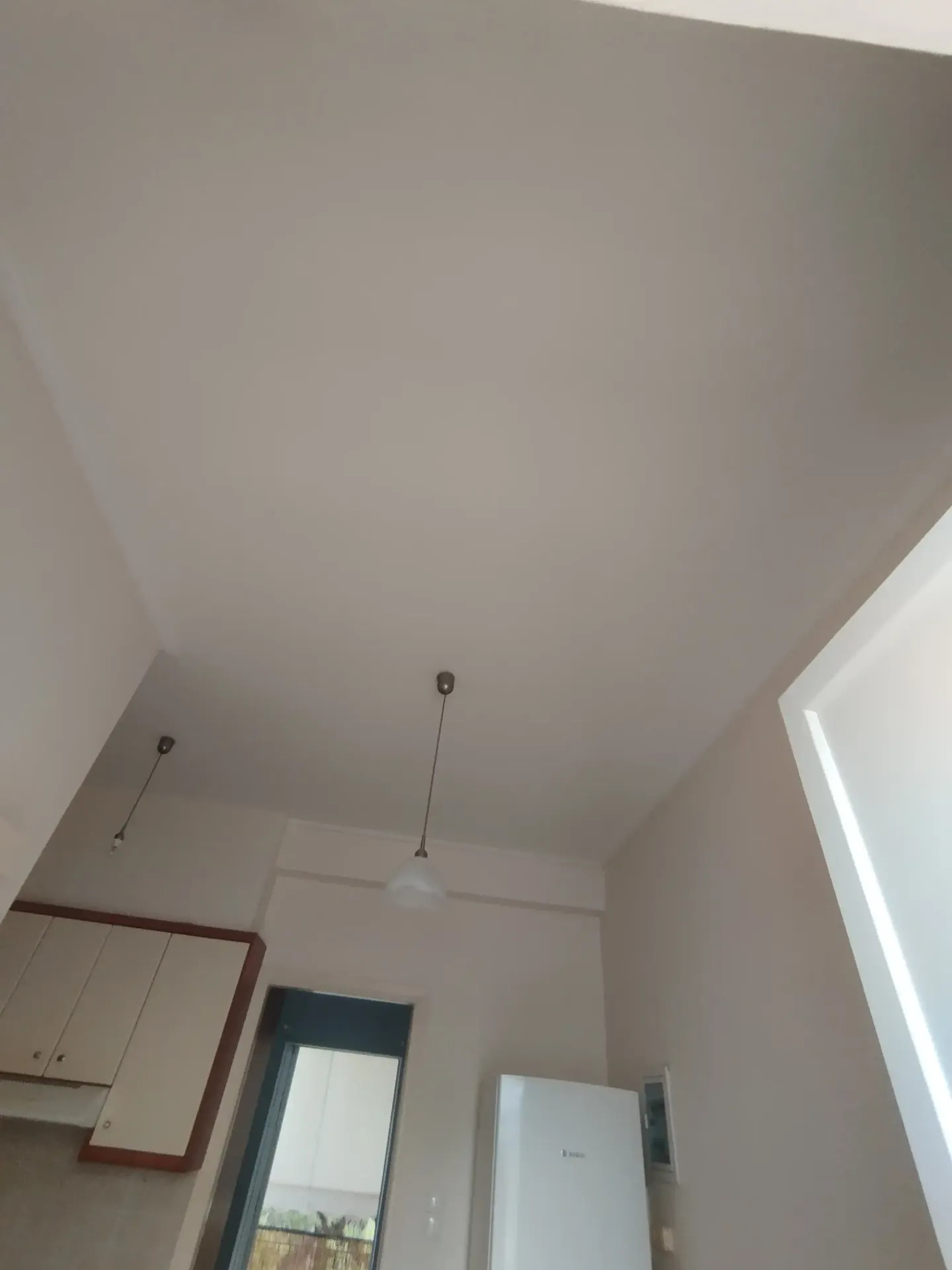 Εσωτερικοί Ελαιοχρωματισμοί & Διακόσμηση Χώρων Ο εσωτερικός ελαιοχρωματισμός δεν είναι απλώς μια αλλαγή χρώματος, αλλά μια πλήρης ανανέωση της ενέργειας και της αισθητικής του σπιτιού σας. Στο Τεχνικό μας Γραφείο, προσεγγίζουμε κάθε δωμάτιο με απόλυτο σεβασμό, δίνοντας έμφαση στην κορυφαία προετοιμασία των επιφανειών 