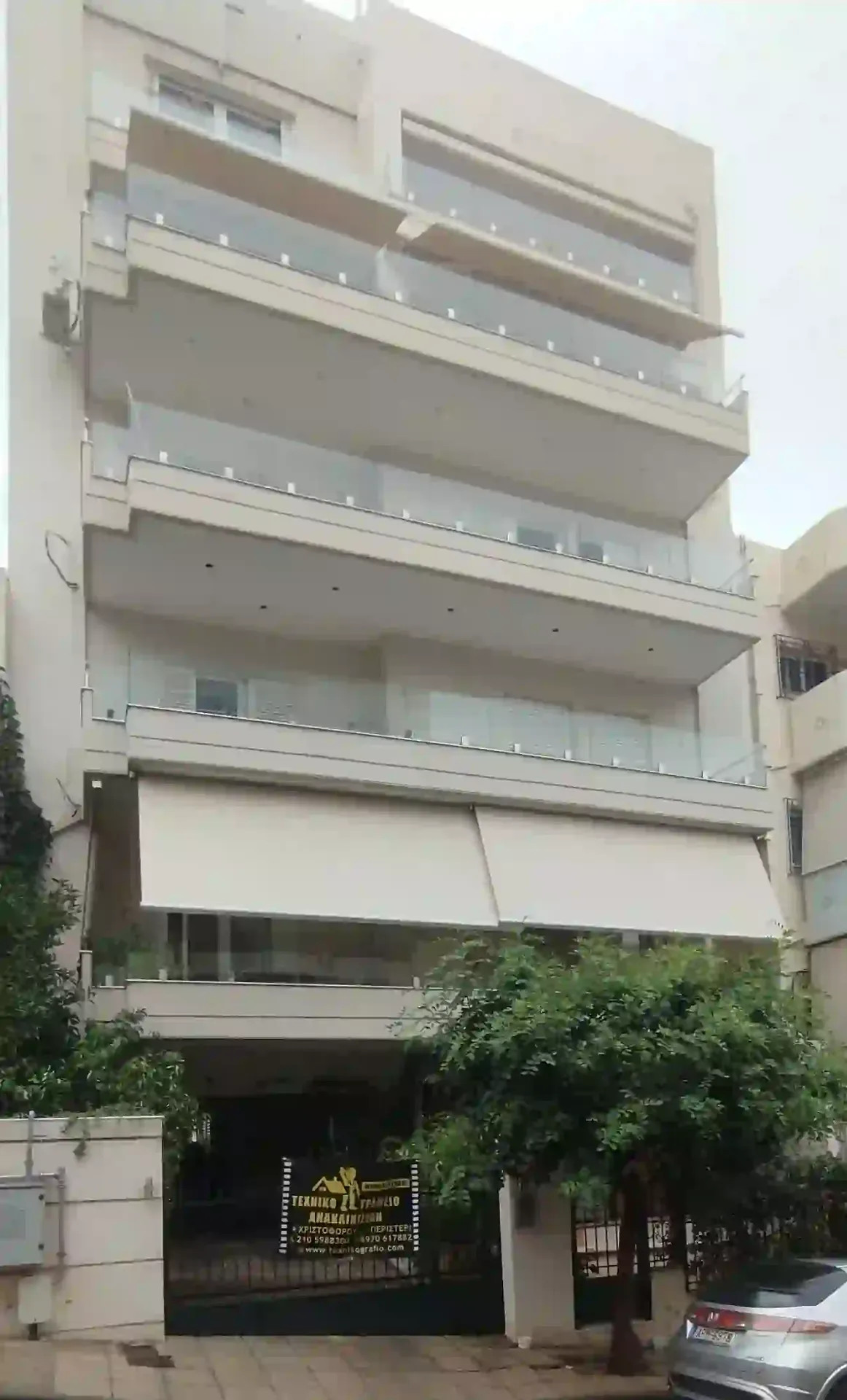 Ολική Ανακαίνιση Ακινήτου: Μεταμορφώνουμε το Χώρο σας από το Μηδέν  Η ολική ανακαίνιση είναι μια σύνθετη διαδικασία που απαιτεί άψογο συντονισμό, τεχνική κατάρτιση και συνέπεια. Αναλαμβάνουμε την πλήρη ανακατασκευή της κατοικίας ή του επαγγελματικού σας χώρου, προσφέροντας μια ολοκληρωμένη εμπειρία αναβάθμισης χωρίς το άγχος της διαχείρισης πολλών διαφορετικών συνεργείων.  Η προσέγγισή μας περιλαμβάνει: • Σχεδιασμό & Μελέτη: Καταγράφουμε τις ανάγκες σας και προτείνουμε λύσεις που συνδυάζουν την εργονομία με τη σύγχρονη αισθητική. • Καθαιρέσεις & Αποξηλώσεις: Προσεκτική αφαίρεση παλαιών εγκαταστάσεων και διαμόρφωση του χώρου στη νέα του μορφή. • Νέες Εγκαταστάσεις: Πλήρης αντικατάσταση υδραυλικών και ηλεκτρολογικών δικτύων με βάση τα σύγχρονα πρότυπα ασφαλείας. • Οικοδομικές Εργασίες: Σοβατίσματα, γυψοσανίδες, τοποθέτηση δαπέδων και εσωτερικών κουφωμάτων. • Τελικά Φινιρίσματα: Ελαιοχρωματισμοί και τοποθέτηση ειδών υγιεινής και φωτιστικών.  Με αυστηρή επίβλεψη σε κάθε στάδιο, εγγυόμαστε την παράδοση του έργου στον συμφωνημένο χρόνο και προϋπολογισμό. Στόχος μας είναι να παραδώσουμε ένα κτίριο ενεργειακά αναβαθμισμένο, λειτουργικό και αισθητικά άρτιο, που θα αποτελεί πηγή υπερηφάνειας για εσάς.